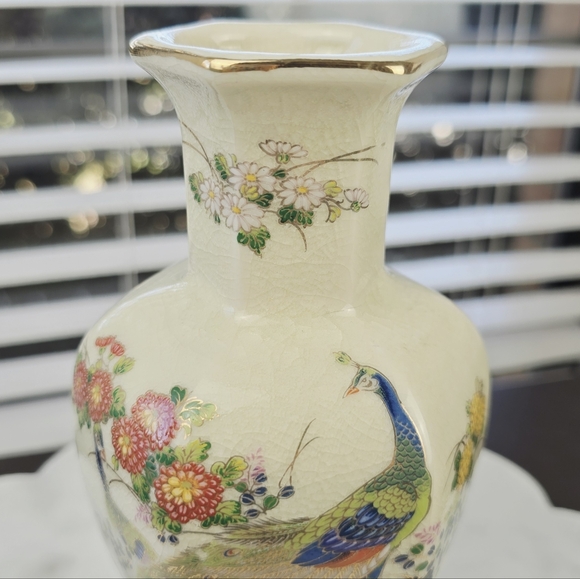 Vintage Japanese Satsuma-Style Ceramic Vase – Peacock & Floral Beauty! - Picture 3 of 10